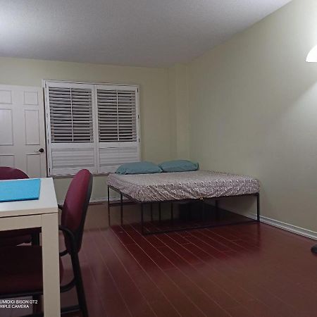 Stb-Double Bed With Private Washroom Toronto Esterno foto